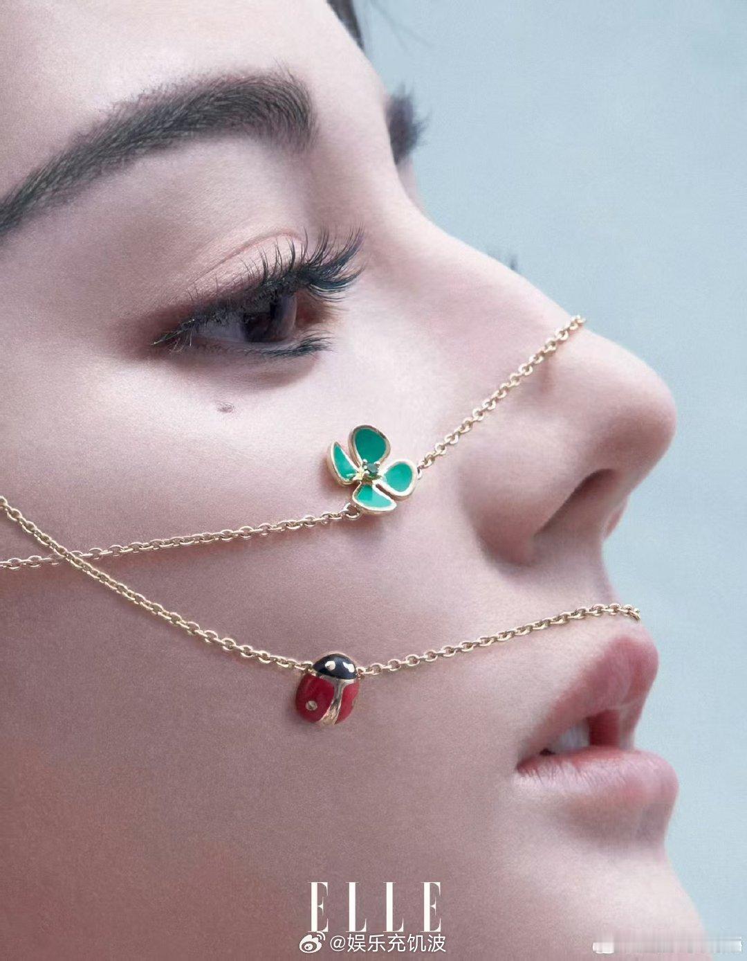 王亚飞给热巴化的Elle开季刊封面妆容热巴绿色睫毛妆王亚飞给热巴化的封面妆 颜值