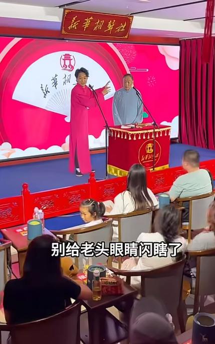 同样是舞台现挂，杨议的大哥杨威接得住，而且接的非常精彩。

台下有个观众偷录节目