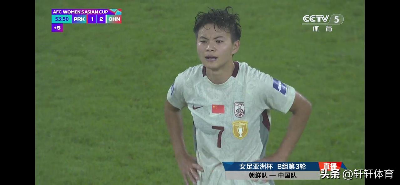 半场2-1中国女足队员在大雨中完成上半场逆转，但是比赛还没有结束女足姑娘们仍需要