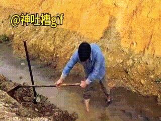 原来水坝是这么做出来的：2块木板，各拦住一边，再在木板中间插入两根管子，水通过管