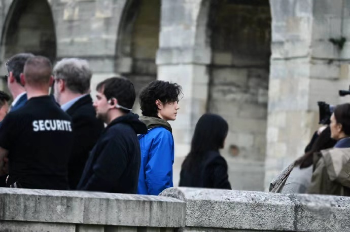 天然的王一博胜于一切秀场外的王一博秀场外的王一博，松弛矜贵，天然的王一博胜于一切