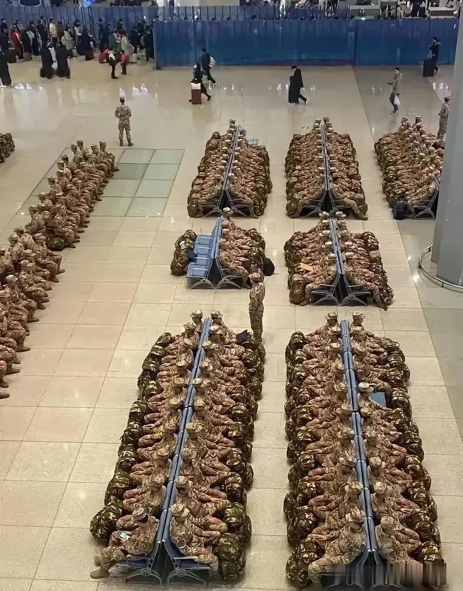 威武霸气文明之师，世界上没有哪个国家的军人能像解放军这样让人看着心安