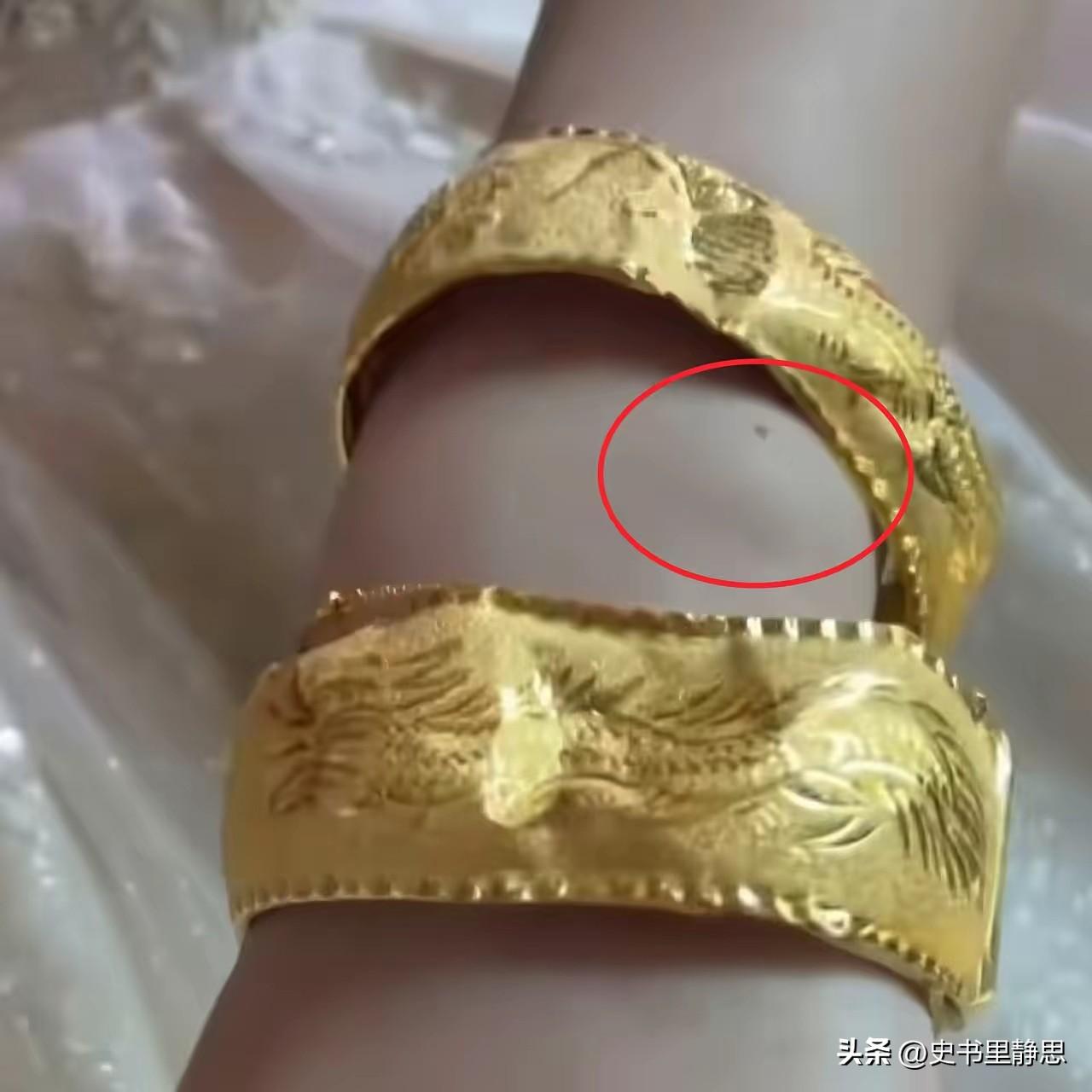江西一位婚礼主持人在新人喝交杯酒的环节，为了把气氛弄得热烈一些，两只手分别抓住了