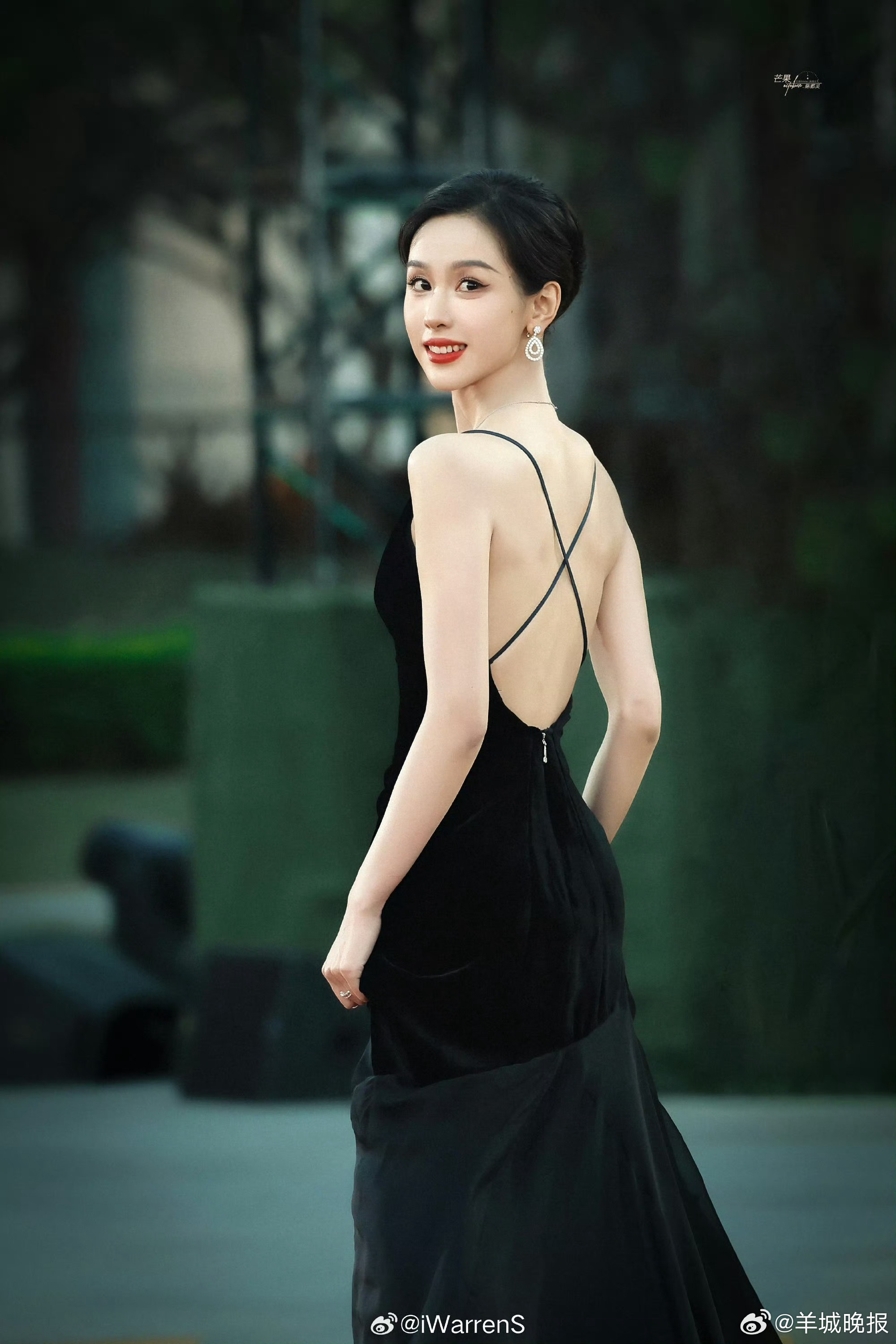 【星光大赏红毯之上，你最期待与哪位女明星相遇？】12月21日，腾讯视频星光大赏将