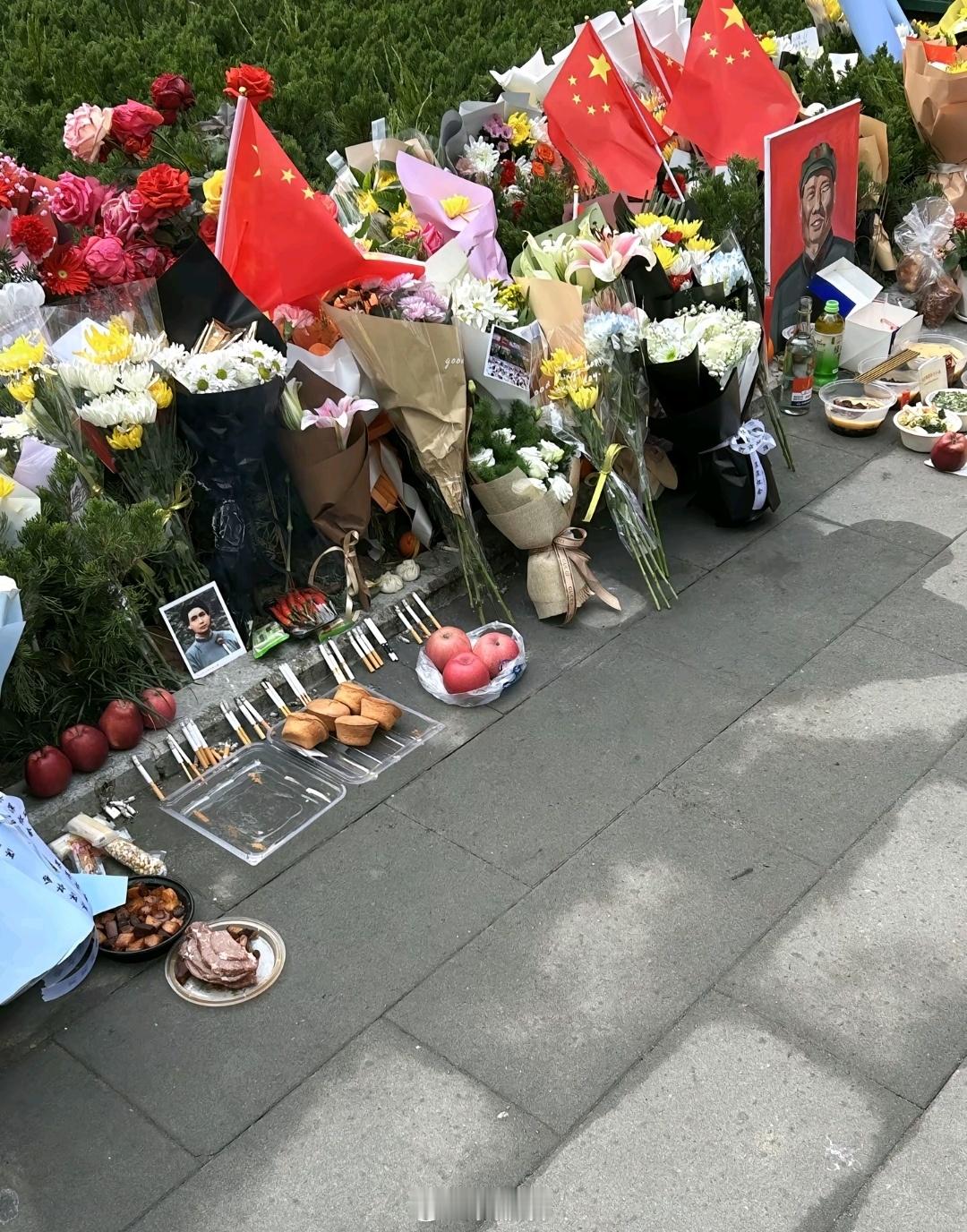 每到教员纪念日，总心生无限感慨。真正的伟人，人民对其敬仰，不仅在他生命在场之时，