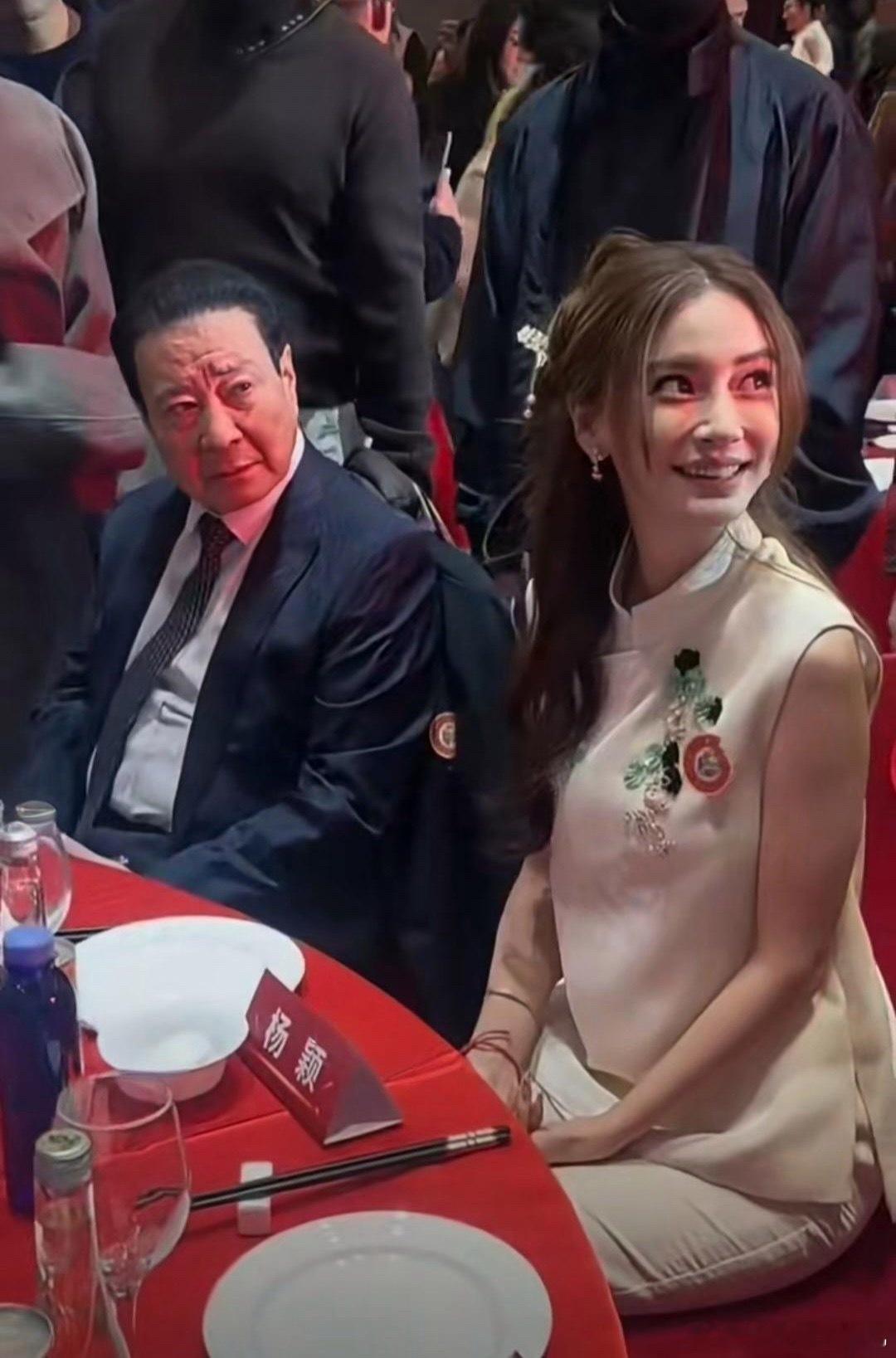 Angelababy 跟黄晓明离婚后资源大不如前，只能参加老年节活动!像她这样一