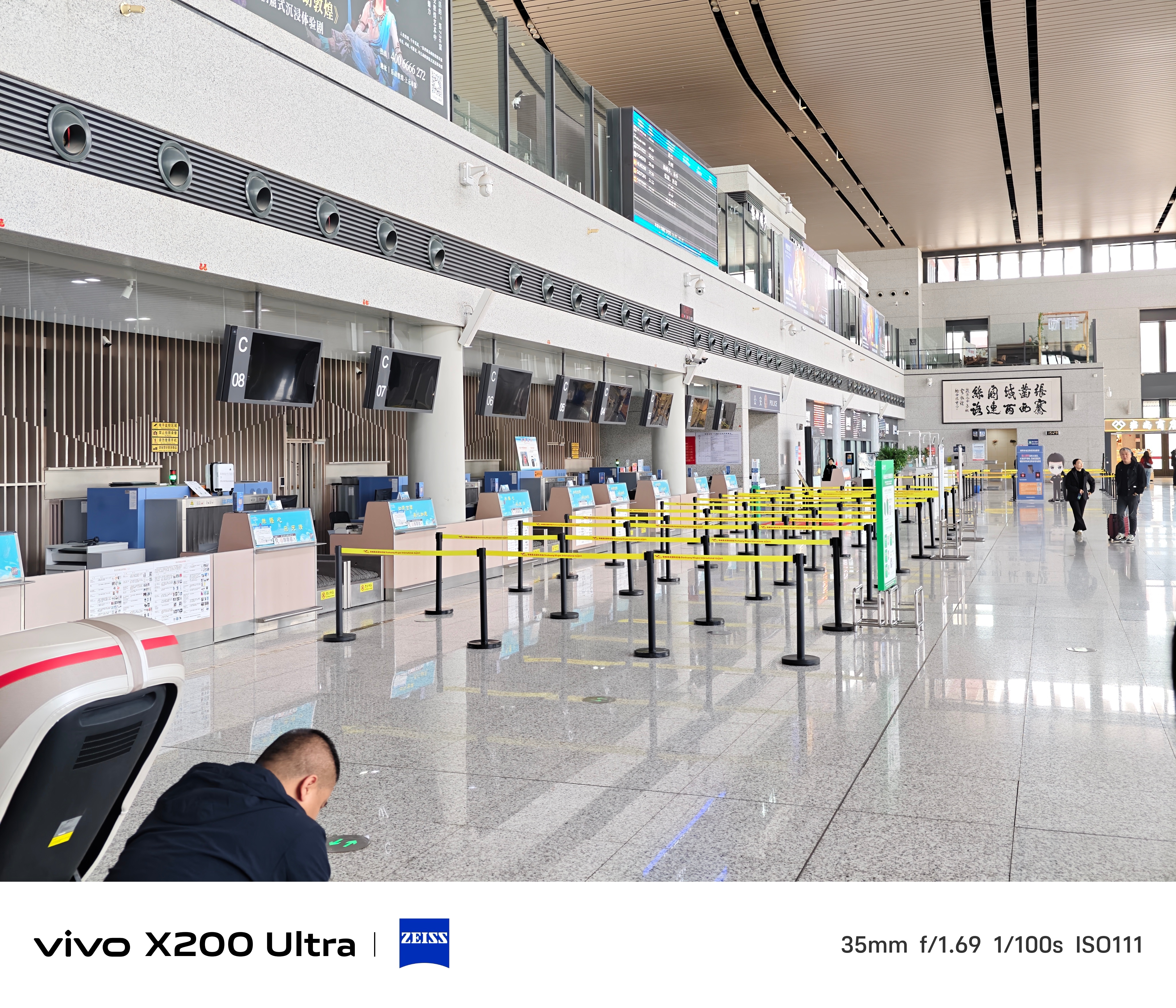 来到了敦煌机场发现值机柜台没人然后被告知下午4点才上班😂好悠闲的机场🤩 敦煌