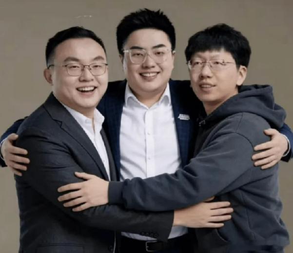 每次AL输比赛，挨骂的永远有爱笑，今晚也不例外，随着AL被WE双杀，超话里爱笑迎