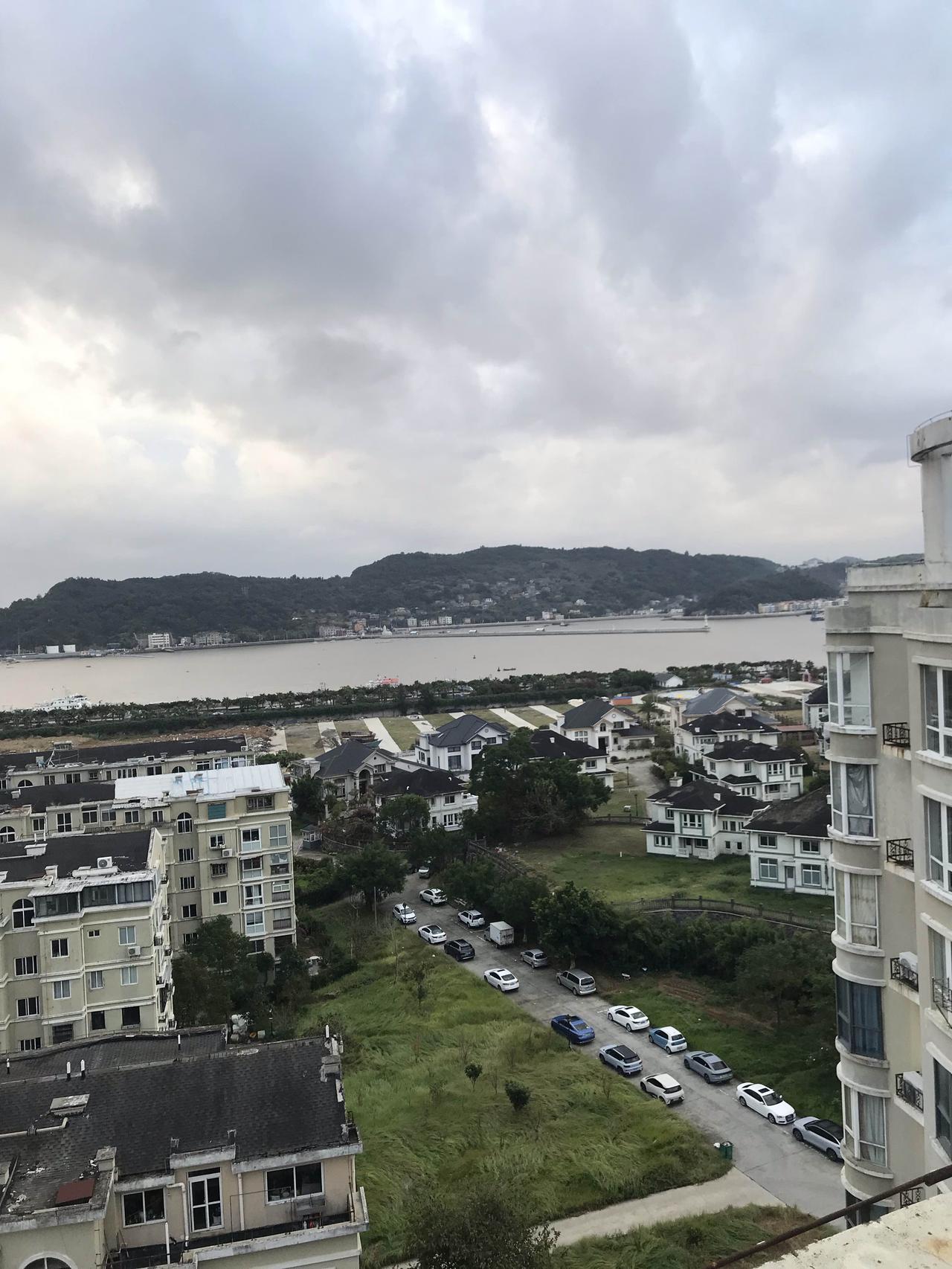 “汪峰章子怡官宣离婚！5年婚姻告终，网友：这次头条稳了？”
[赞]汪峰与章子怡突