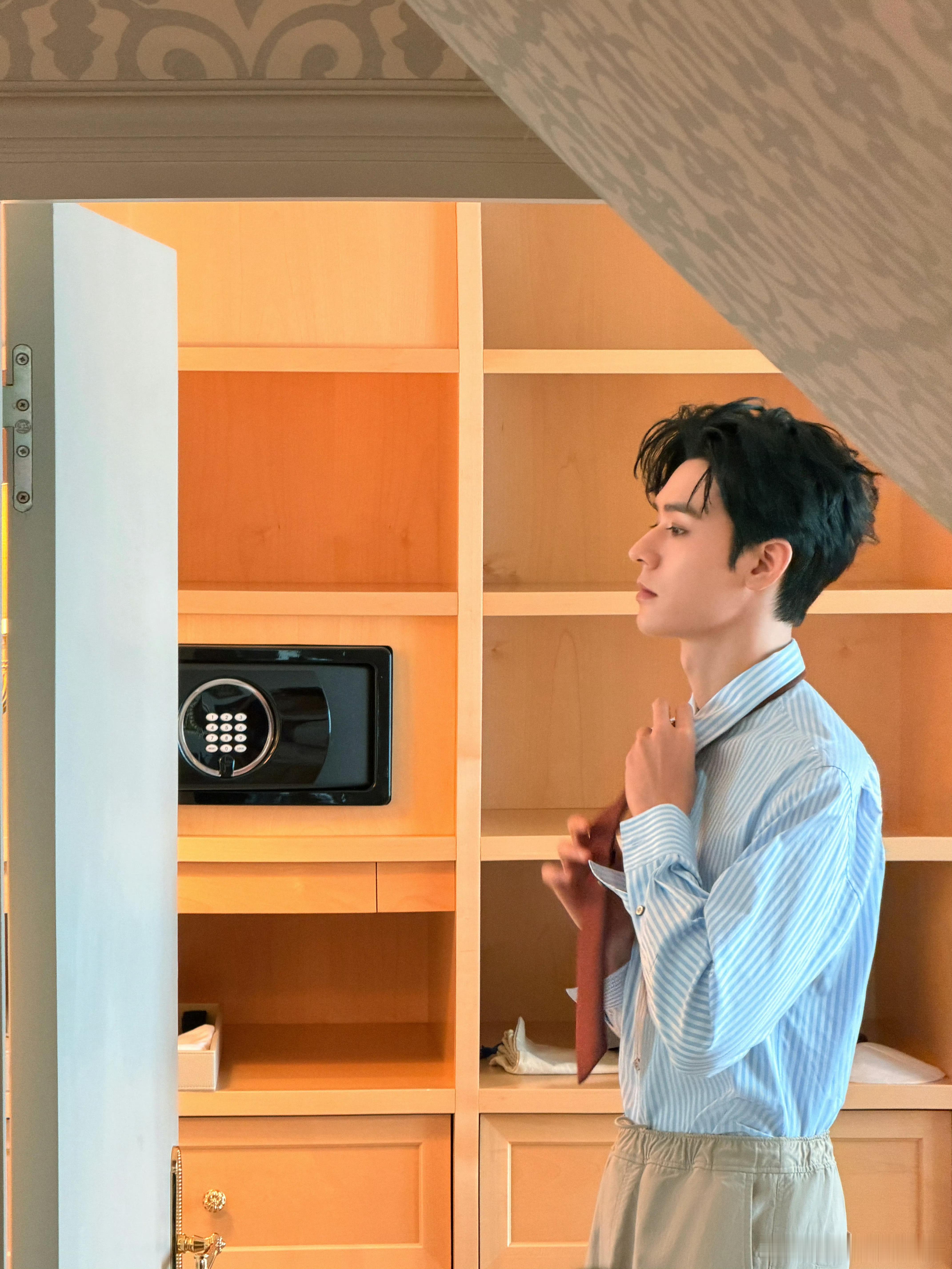 龚俊秀地一下甩掉巴黎时差龚俊巴黎时区专属播报24h已开启，西装下的俊俊子，好帅啊