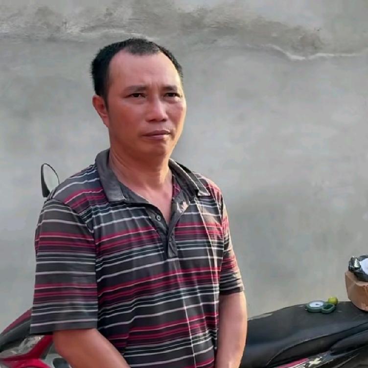 小潘和小秋回国给孩子办理入学手续，他们走了以后卖材料的老板得知消息，马上找到小叔