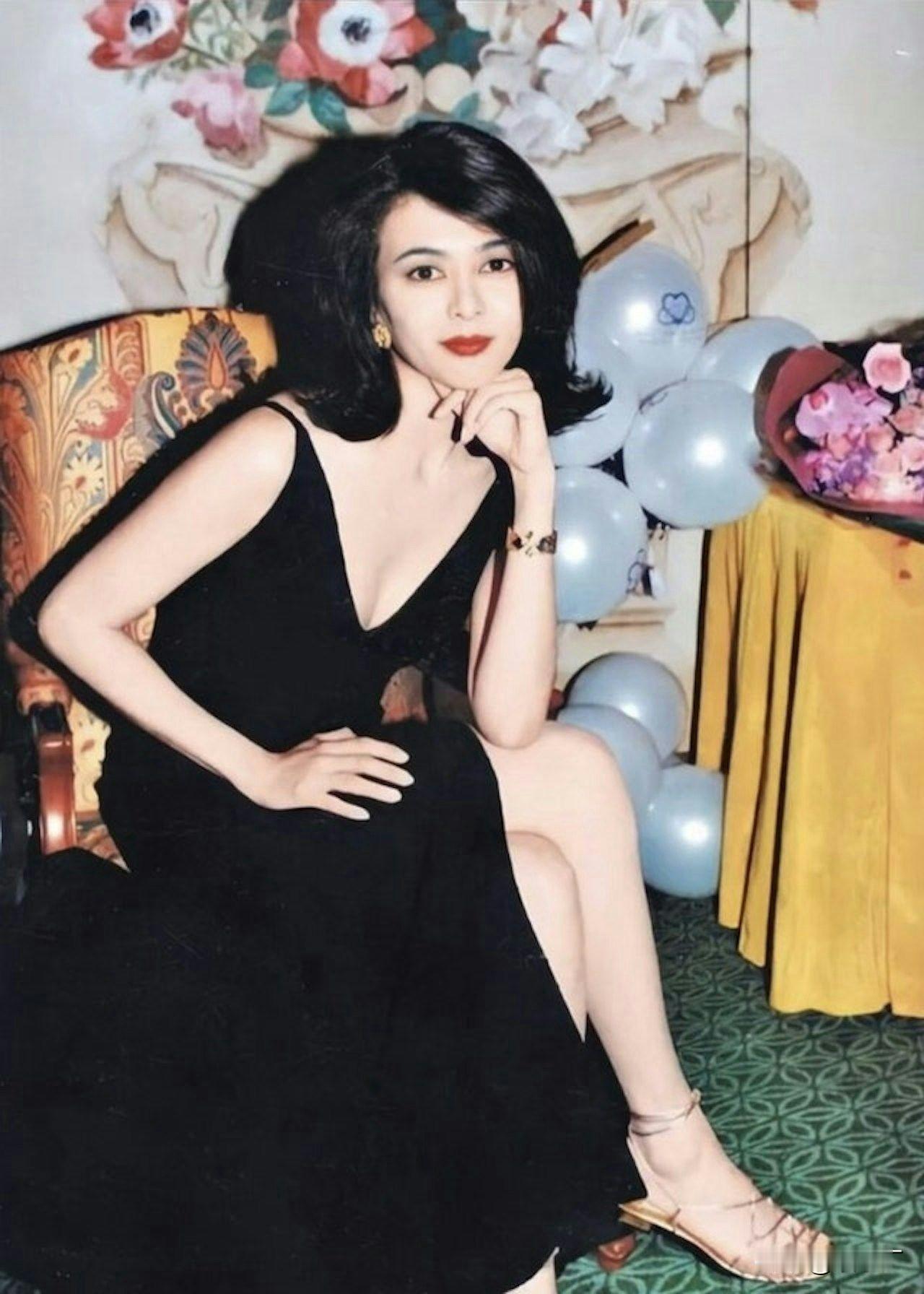 咱就是说，63岁的关之琳状态也太绝了吧！最近有粉丝在街头偶遇她，脱下口罩主动靠向