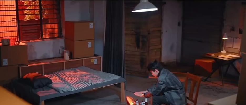 他出狱十年了，每次有人喊他名字，脊椎还是会自动绷成一条直线。
不是演的。
《漫长