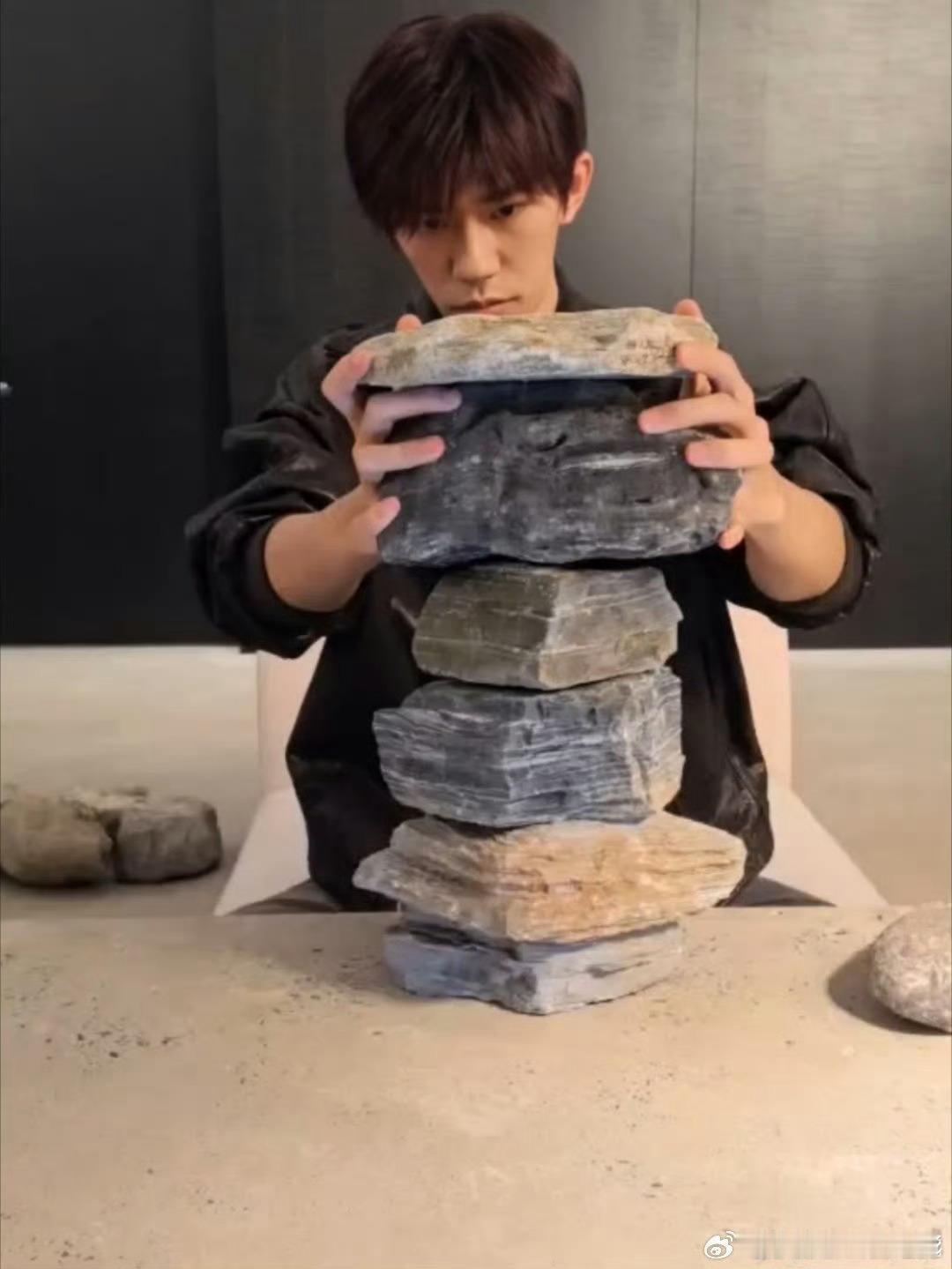 易烊千玺微博直播其实主要是这个人对，就算一直垒石头大家都爱看千玺不语 只是一味垒