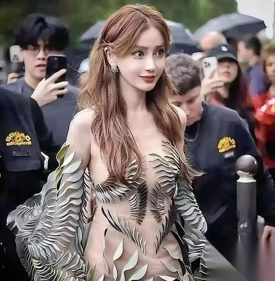 杨颖离婚后

没人敢娶

真不是因为黄晓明掺和啊。关键是现在她的状态，普通男人真