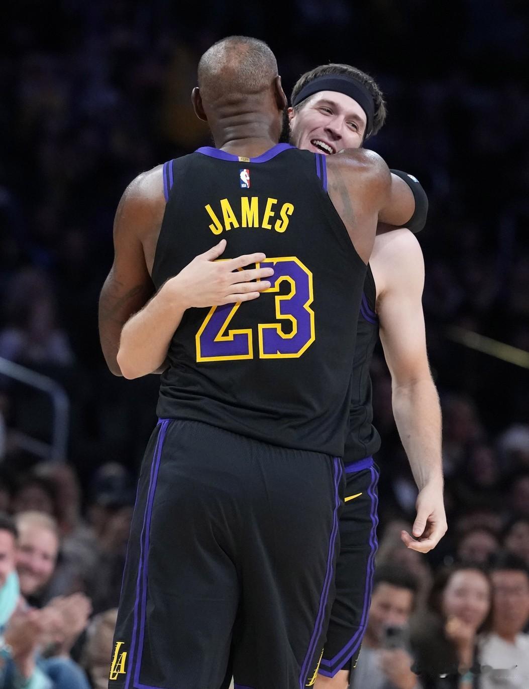 詹姆斯真是太会夸人了，在湖人123-120险胜猛龙的的比赛后詹姆斯居然直接这样夸