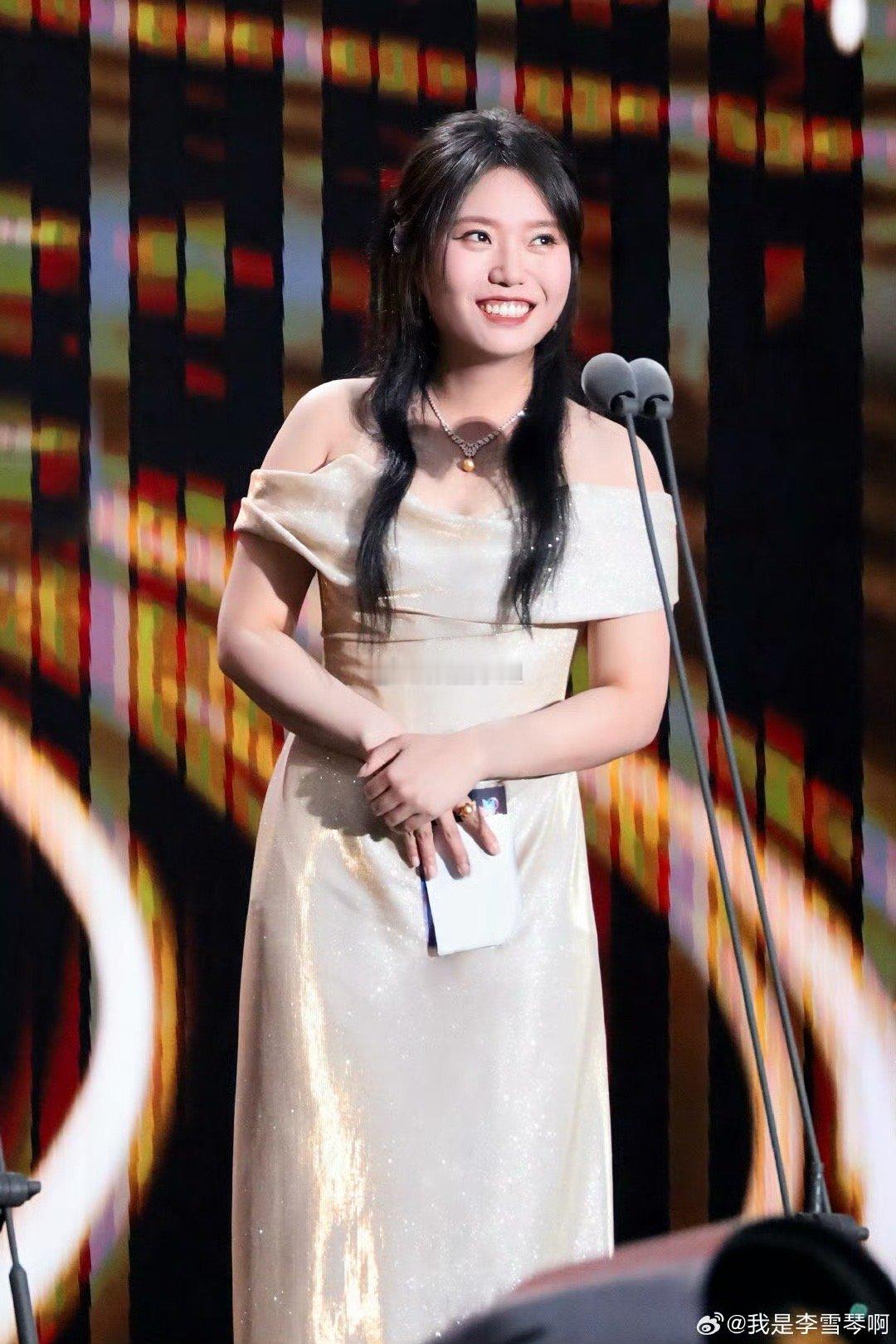 如果说她瘦身之后有多美，不如说一个努力搞事业的女生自带光环👍自信又努力，就是最