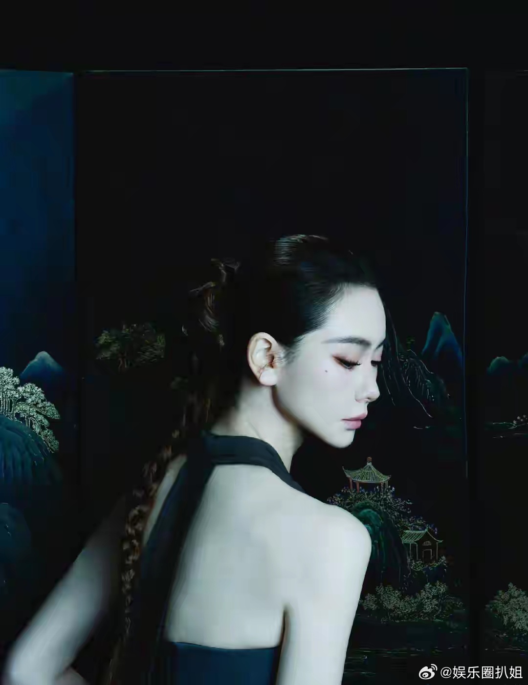 戚薇美背戚薇最新造型，一身黑色露背长裙点缀一朵幽兰，美的是相当高级！ ​​​