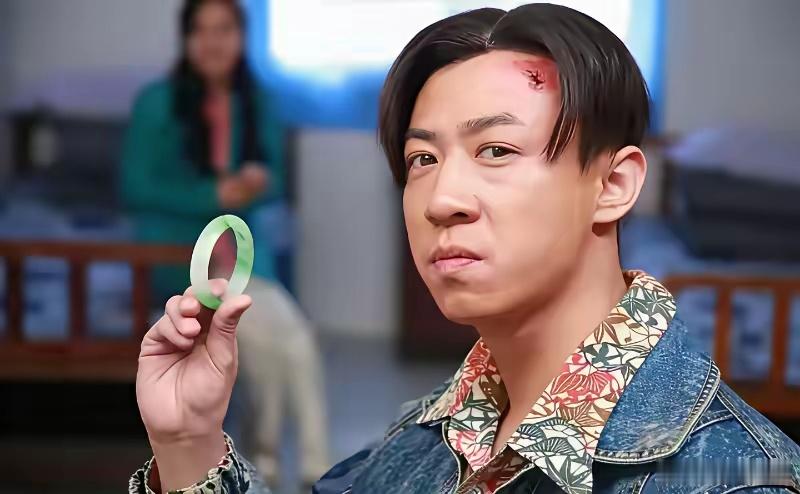 张维伊像两个人！​一个是《延禧攻略》袁春望，饰演的是一个心机深重的人；另一个是林
