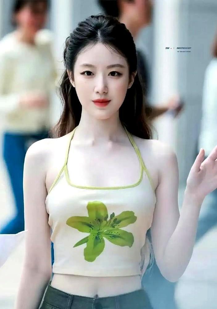 以前有人骂她胖，让她别吃了。如今她穿挂脖吊带，直接拿下K-POP美女榜首。

i