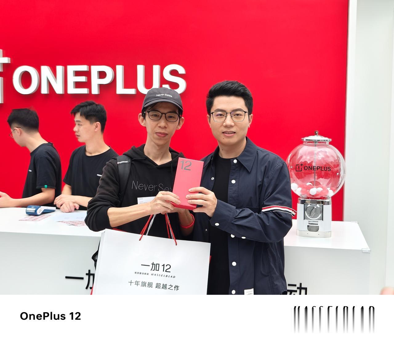 一加12在各地的快闪活动实拍，10个城市的现场都是人山人海，听说北京的一加12直
