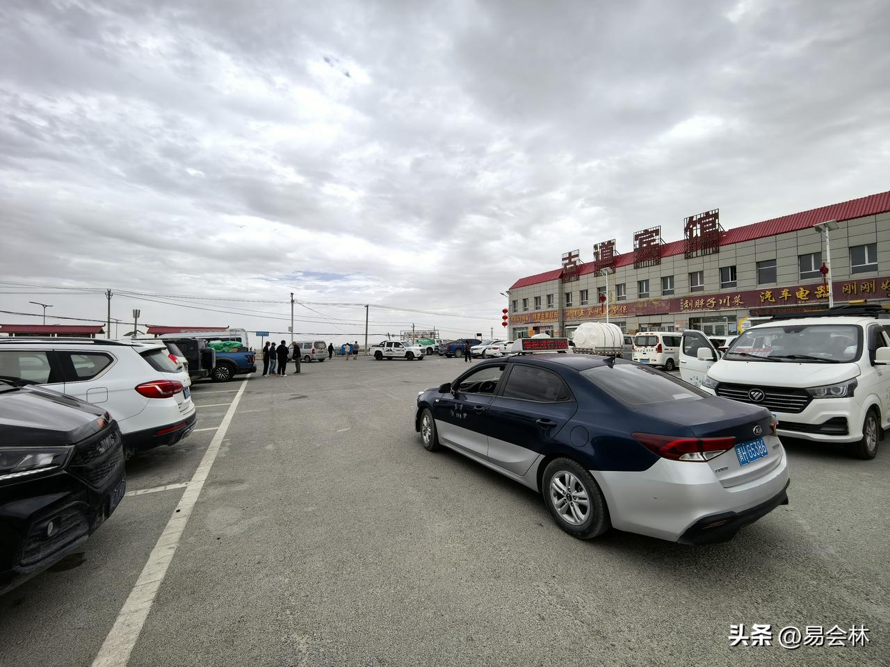 这里是新疆若羌县依吞布拉克镇一隅。
依吞布拉克源自维吾尔语，意思是“孤泉”，地名