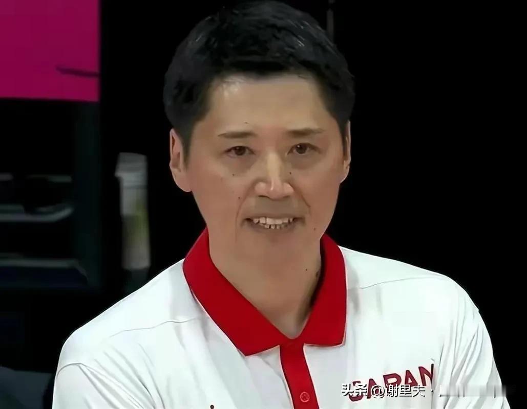 日本女篮主教练恩冢亨上当，郑薇太高明，只用两场热身赛来探出对手的底，全主力的日本