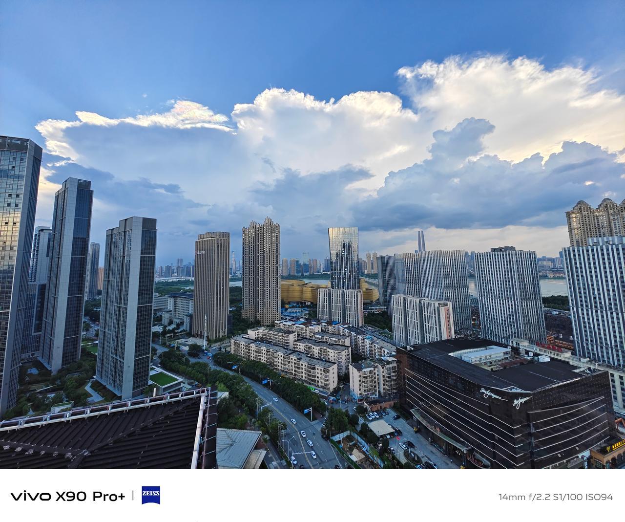  
给大家看看今天武汉的云彩
像星云一样是七彩的[灵光一闪]