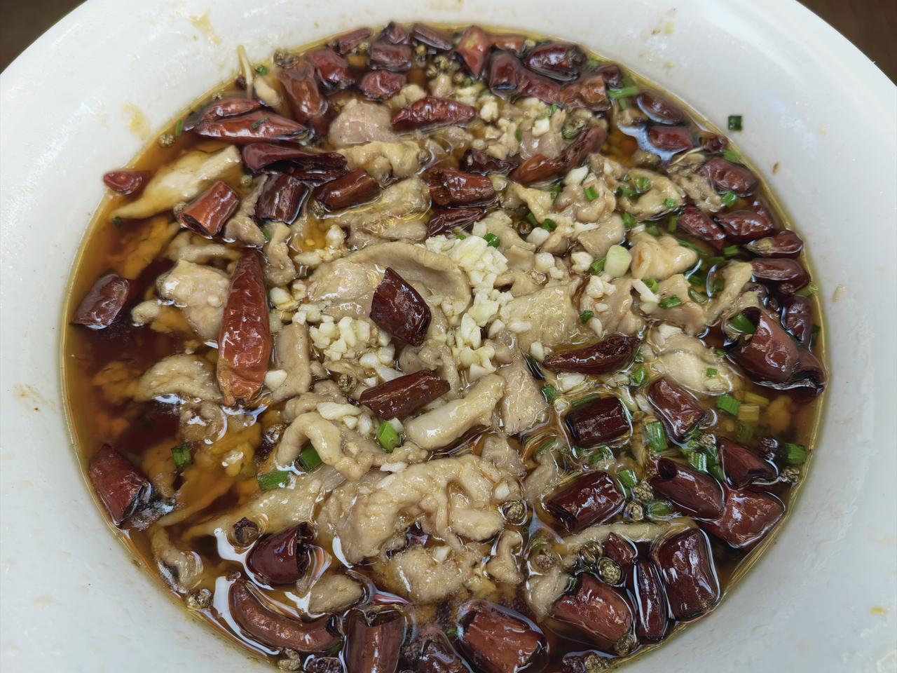水煮肉片我的爱[心]
辣辣的
软软的
配上脆脆的黄豆芽
不管是单吃还是配饭
那都