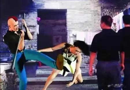 裸照的本质是通过监控大学女生的社交网络，向她们施压还债，恶搞裸照，来遏制大学女生