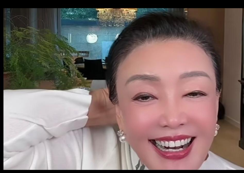 就冲着汪小菲的妈妈张兰，她和汪小菲爸爸离婚后还愿意照顾汪小菲的奶奶，我就觉得张兰