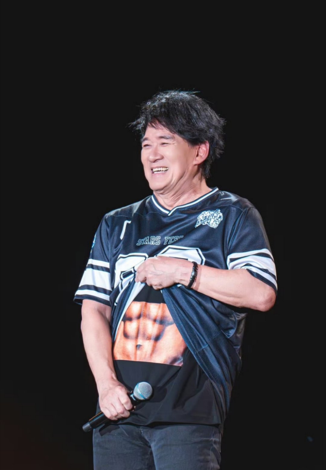 周华健肚子 他的身材不重要，只要声音还是这样就不妨碍我听歌 ​​​