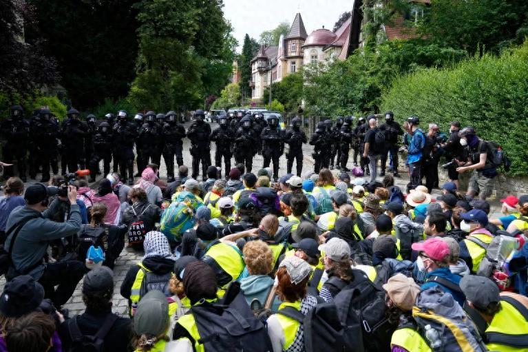 3万人上街暴揍警察！德国极右翼民调登顶，希特勒也曾在这开过会！

7 月 4 日