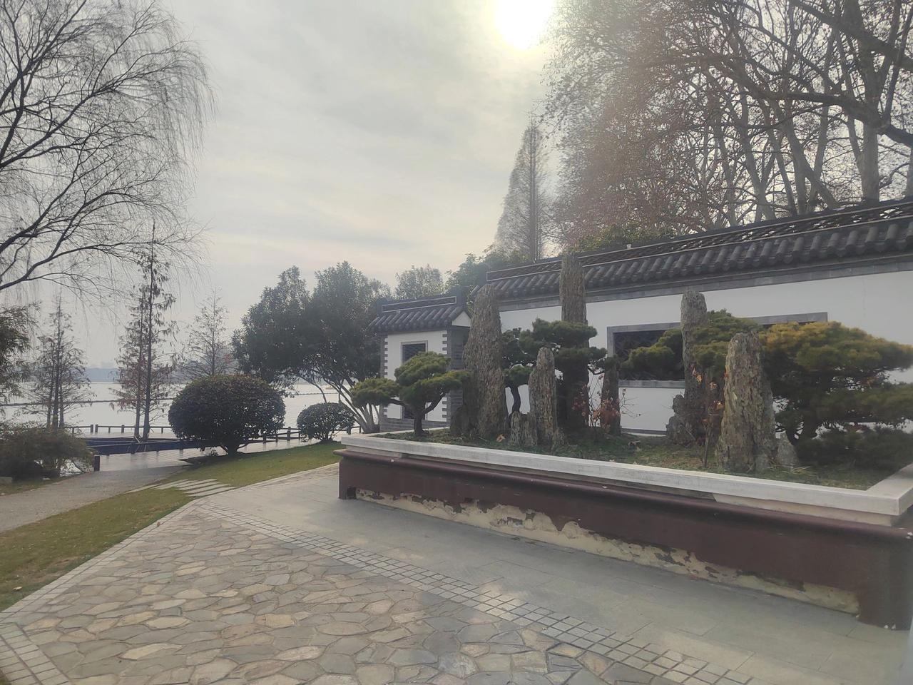 往事随风如叶，追忆也浅尝辄止