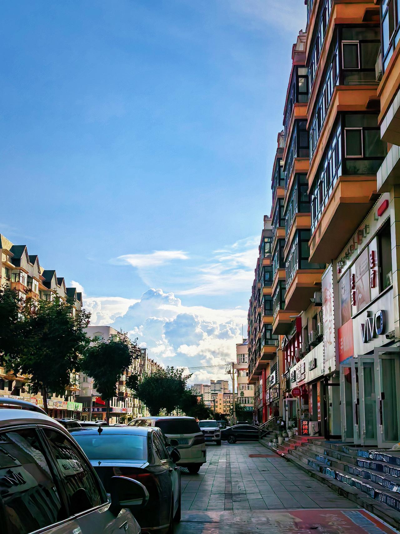 分享一张最近随手拍的照片6月，黑龙江北安市街景
