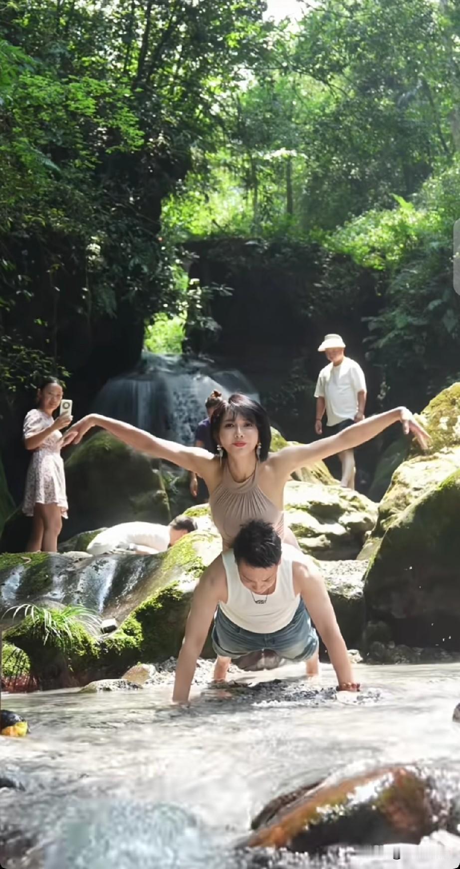 庞麦郎绯闻女友龚玥菲看来是真的把老庞甩了，最近天天与“轻功水上漂”宝娃情龙在一起