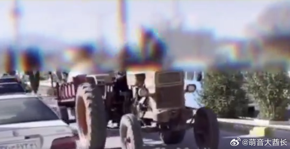 一架坠毁的以色列赫尔墨斯无人机被装在拖拉机上运送，上面挂着一面伊朗国旗。热点观点