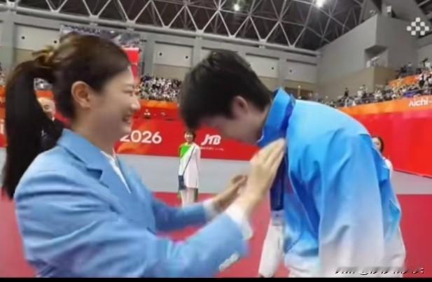 楚钦：我对这个牌子过敏！一句玩笑成功逗笑宁姐。混双颁奖仪式上，丁宁给王队办法奖牌