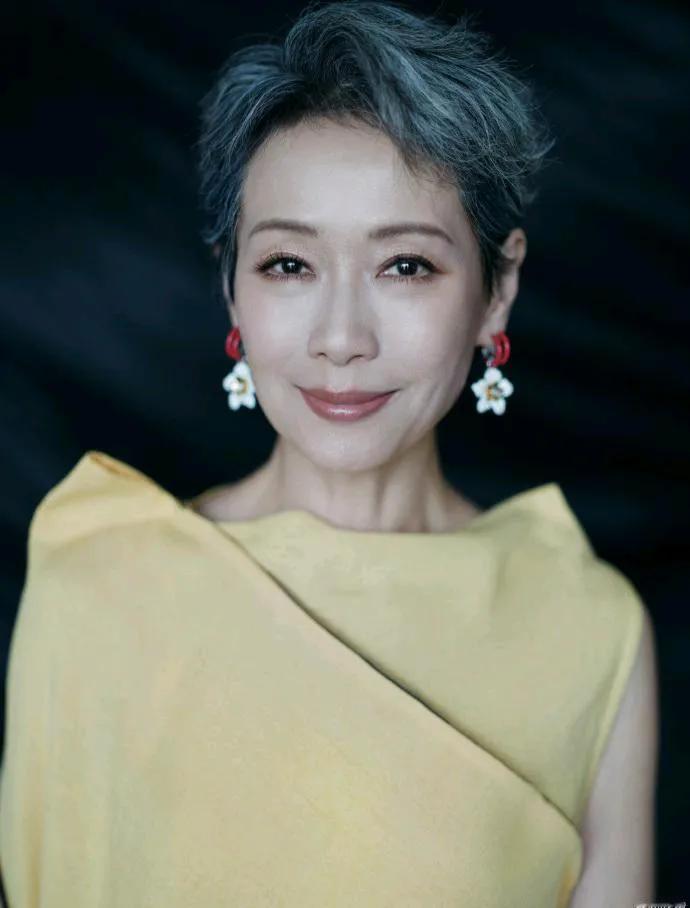 61岁的叶童状态好好呀，身材保养得当，瘦而不柴！不得不说，叶童年纪大了，越来越好