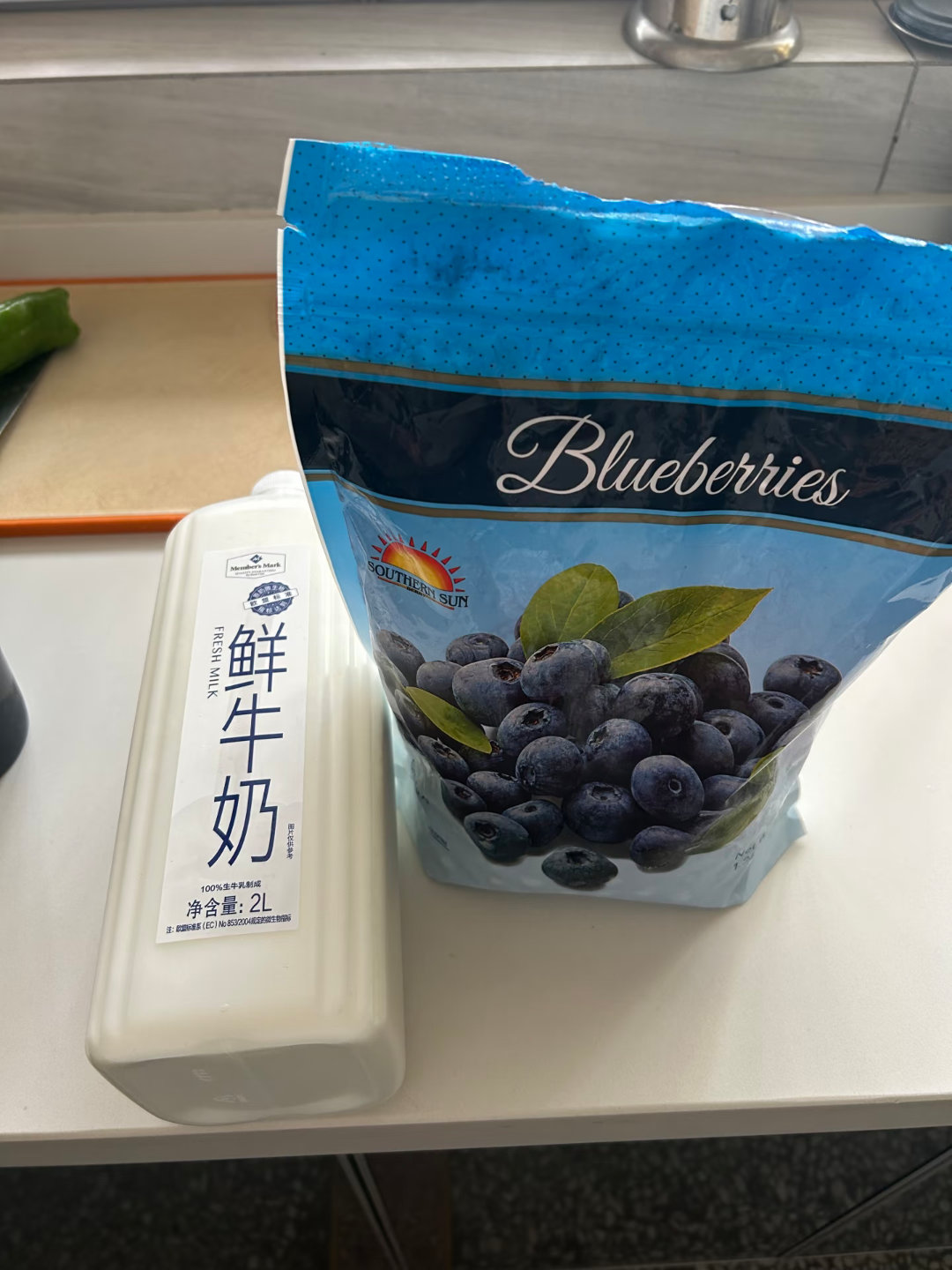 山姆冻蓝莓🫐➕山姆牛奶🥛，放在一起吃。yyds蓝莓山姆