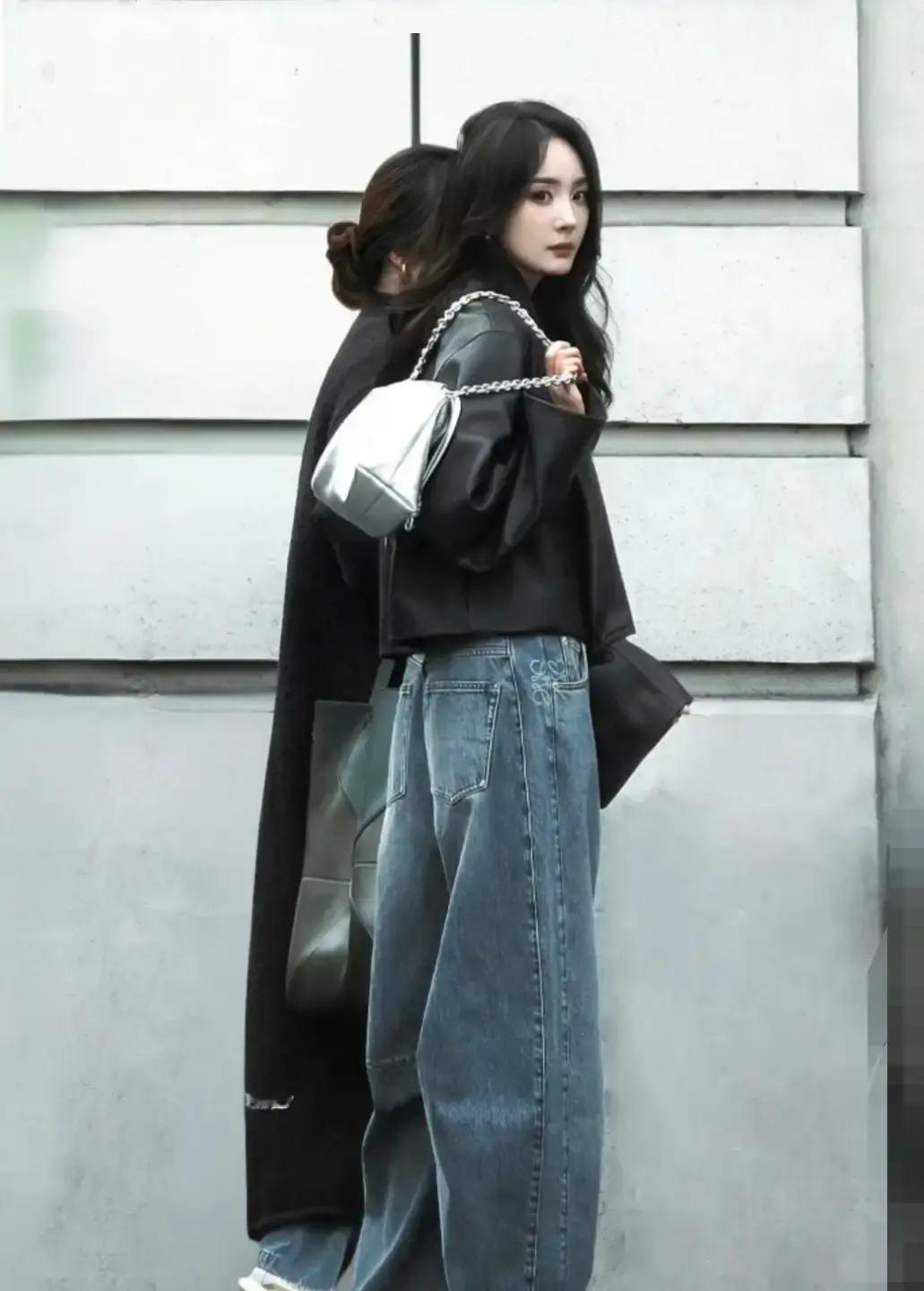 杨幂一条裤子，一周搜爆320%
 
热搜刚挂上去，淘宝同款就断货。我蹲了三天，才