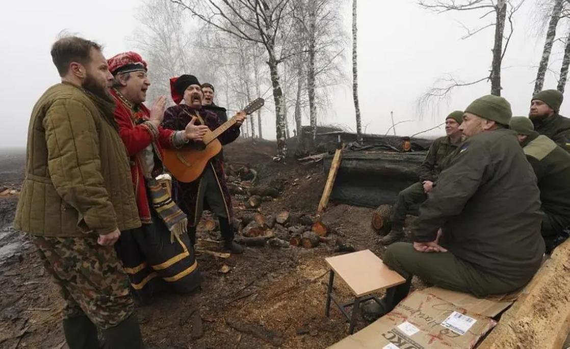 云南腾冲，一男子接乌克兰岳父来当地过寒冬，这天，他准备了8道硬菜和1瓶白酒，谁知