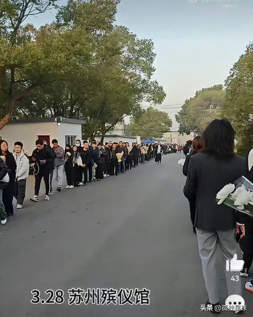 为什么这么多人：专门来送张雪峰？

我上网搜了搜，大体看法是：
1、张雪峰为普通