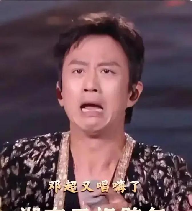 44岁男艺人汗湿鬓角
 
镜头扫过，他刚唱完第三首，头发贴在额头，像刚洗完澡。抱