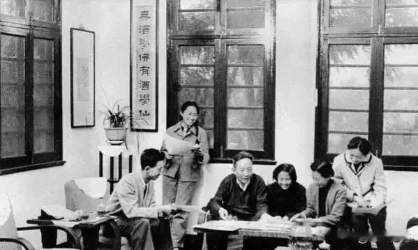 傅益璇回忆父亲傅抱石，其形象在心中清晰生动。父亲自幼生活市井却酷爱读书和艺术，对