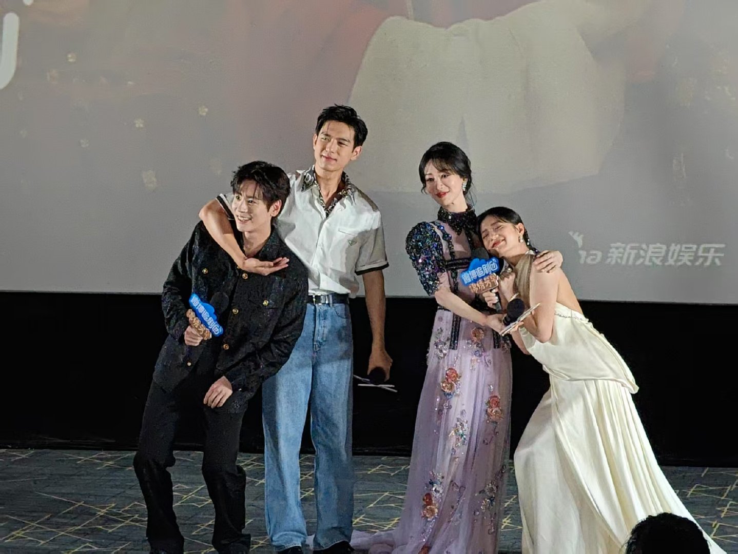 李现喂杨紫樱桃  杨紫李现还原喂樱桃名场面  杨紫李现还原喂樱桃名场面 ​​​