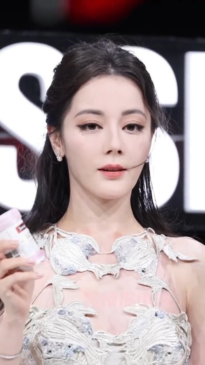 迪丽热巴今日份品牌活动造型，身着Maison Sara Chraibi 2025