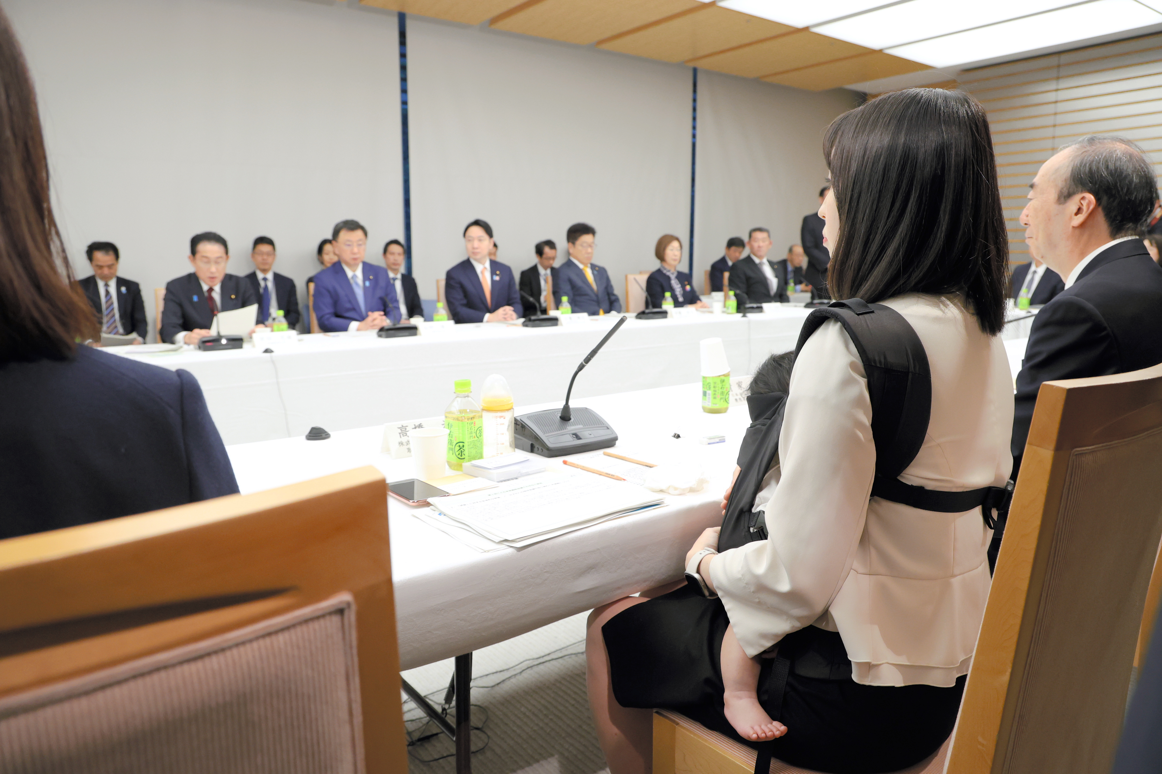 昨天日本官邸的政策会议上，史上首次出现了带娃参会的画面，据说现场还专门准备了换尿