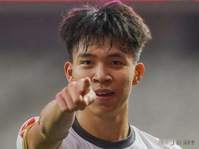 中超绯闻转会---王钰栋…据悉国足当红炸子鸡王钰栋将可能在冬季转会租借加盟德乙的