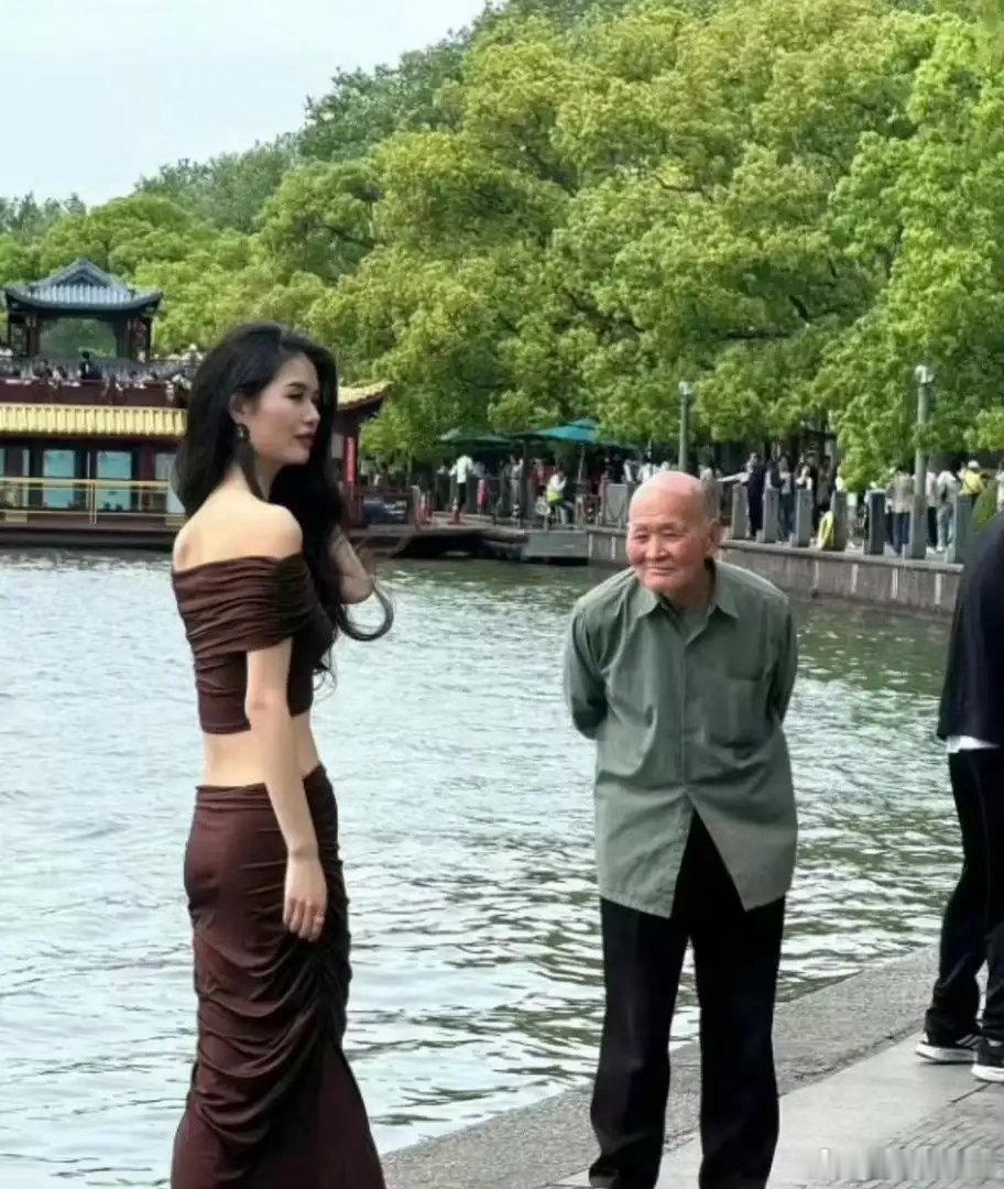 电视上看着一般，真人巨漂亮 